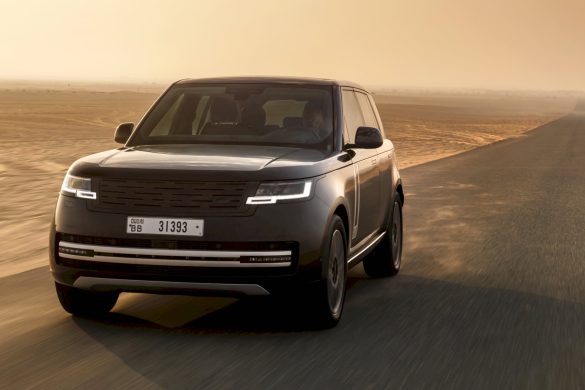 Elektrische Range Rover Electric wordt getest in de woestijn